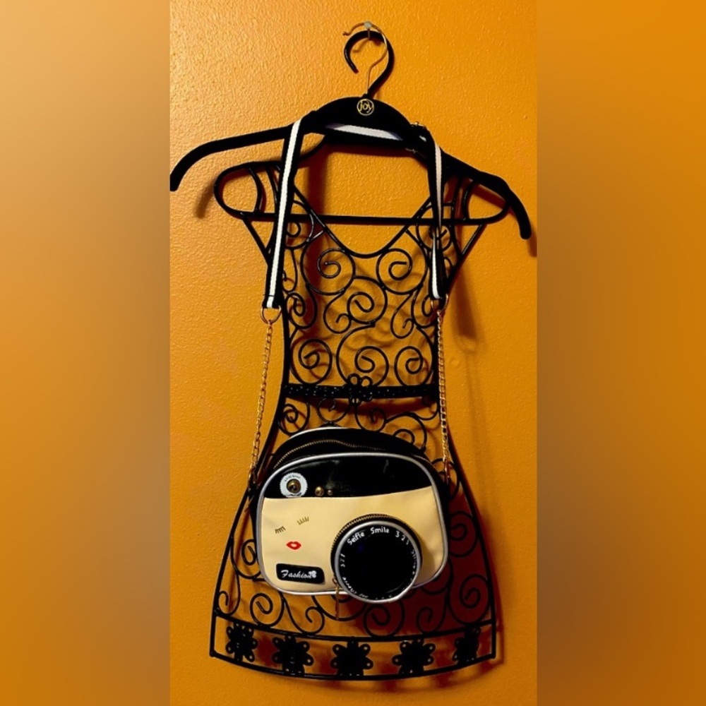 Fashion camera crossbody bag with gold chain and adjustable strap